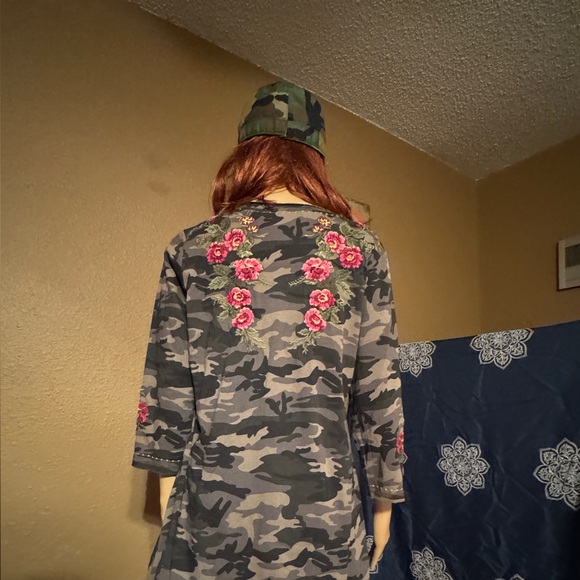 New PAPARAZZI Camo Embroidered  light  sweater Top - Picture 5 of 10